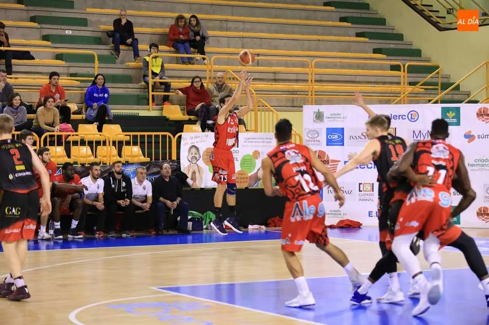 Foto 6 - La Antigua CB Tormes da una lecci&oacute;n de baloncesto ante el Cantabria Estela (78-77)