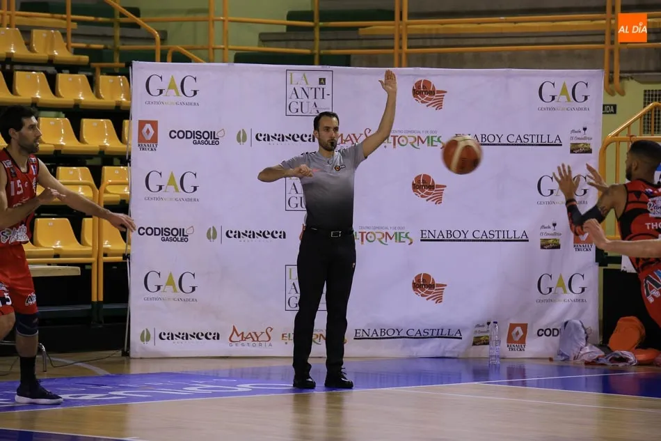 Foto 5 - La Antigua CB Tormes da una lecci&oacute;n de baloncesto ante el Cantabria Estela (78-77)