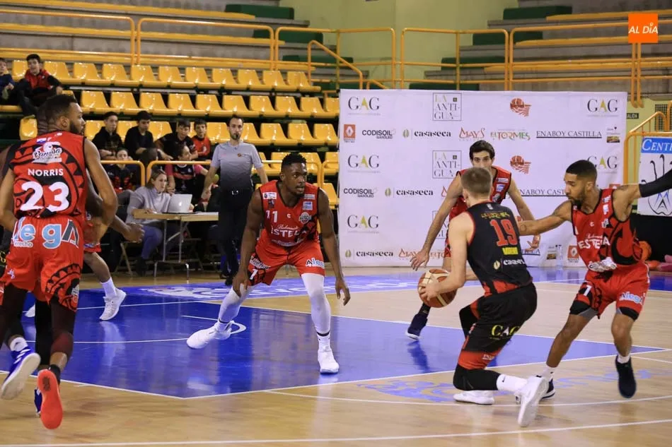 Foto 3 - La Antigua CB Tormes da una lecci&oacute;n de baloncesto ante el Cantabria Estela (78-77)