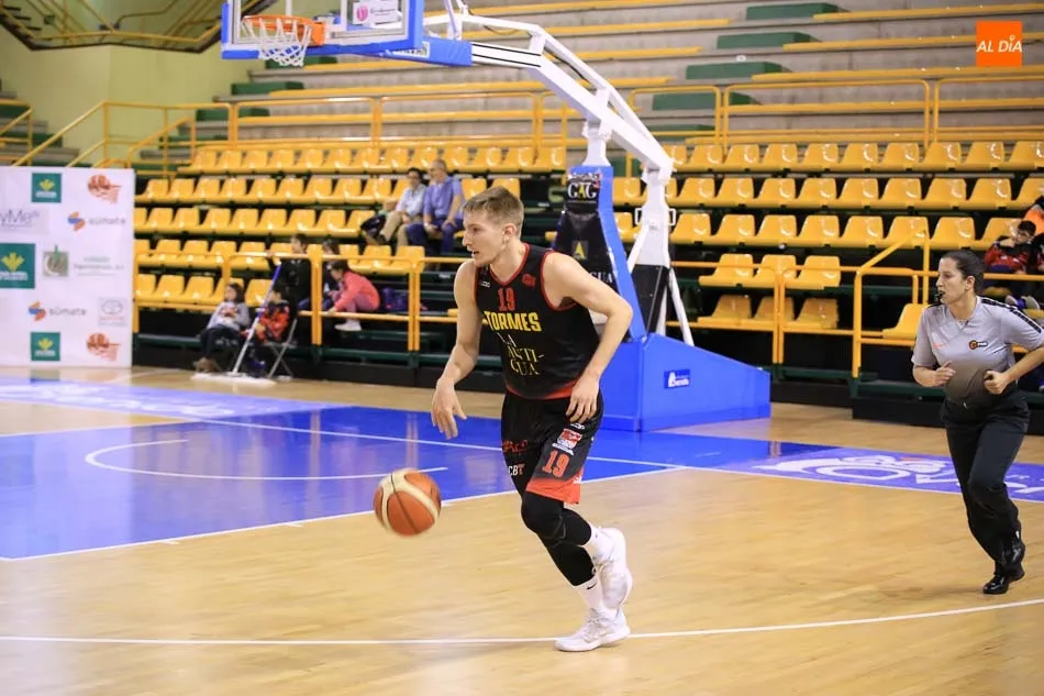 Foto 2 - La Antigua CB Tormes da una lecci&oacute;n de baloncesto ante el Cantabria Estela (78-77)