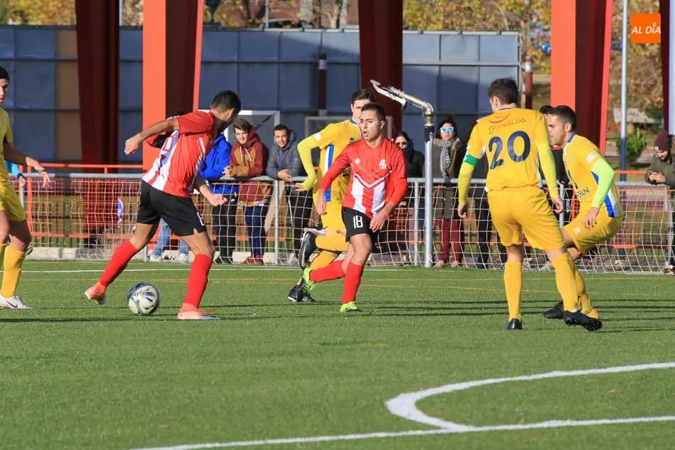Foto 11 - El Navega se coloca l&iacute;der en solitario tras vencer al Helm&aacute;ntico (0-1)