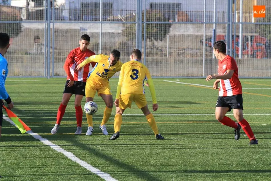 Foto 10 - El Navega se coloca l&iacute;der en solitario tras vencer al Helm&aacute;ntico (0-1)