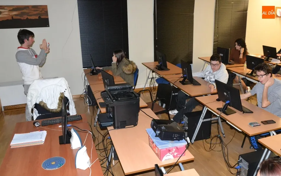 Foto 4 - Una quincena de j&oacute;venes participa en el taller de creaci&oacute;n de videojuegos del Espacio i  