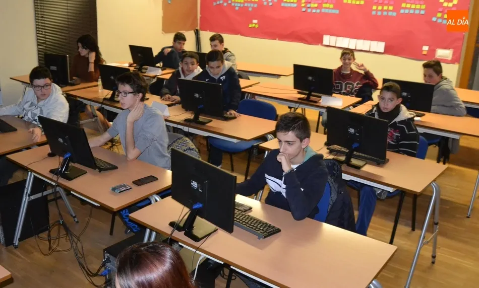 Foto 3 - Una quincena de j&oacute;venes participa en el taller de creaci&oacute;n de videojuegos del Espacio i  