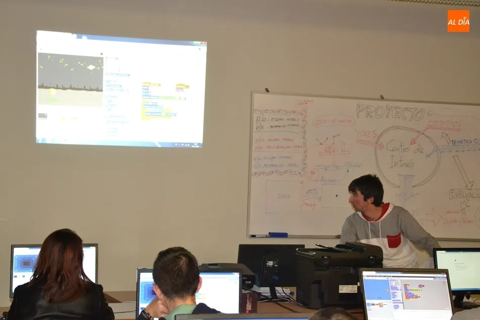 Foto 2 - Una quincena de j&oacute;venes participa en el taller de creaci&oacute;n de videojuegos del Espacio i  