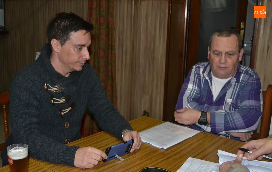 Miembros de APCRA dando a conocer la iniciativa