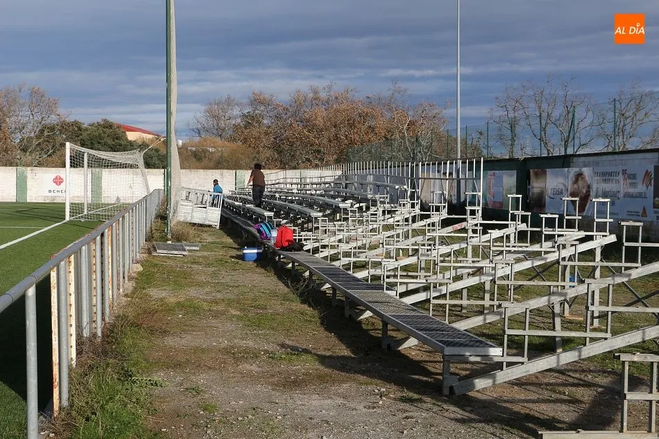 Momento de la instalación de la grada supletoria del municipal en la tarde de ayer