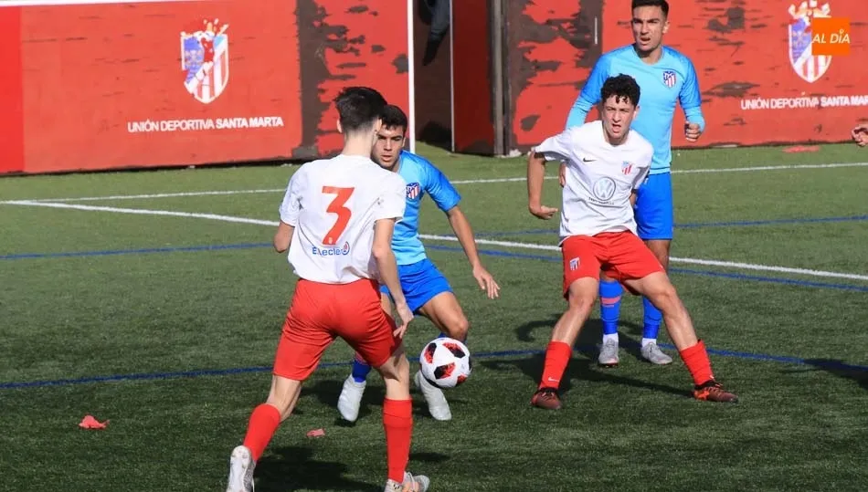 Una acción dividida entre jugadores de ambos equipos. / Fotos: Alberto Martín