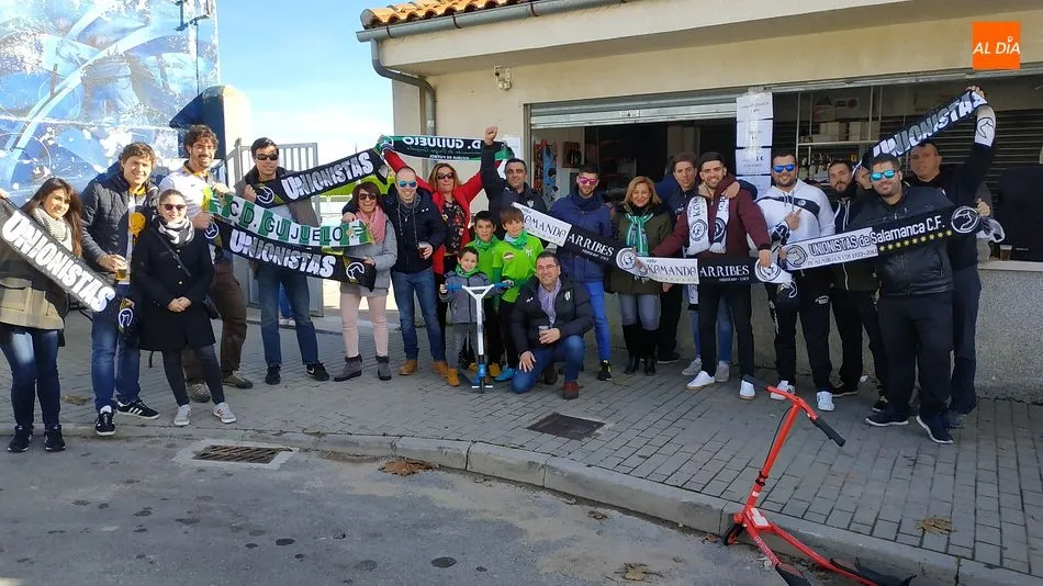 Las aficiones de ambos equipos disfrutan de la sabrosa paellada antes del derbi