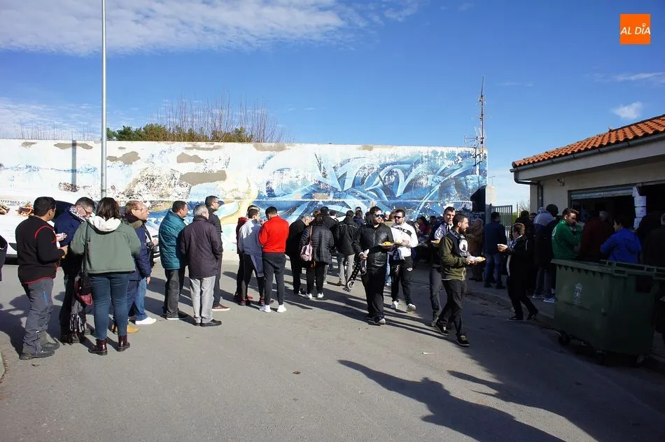 Foto 11 - Los aficionados del CD Guijuelo y Unionistas comparten la paella m&aacute;s futbol&iacute;stica
