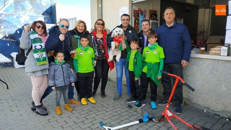 Foto 7 - Los aficionados del CD Guijuelo y Unionistas comparten la paella m&aacute;s futbol&iacute;stica