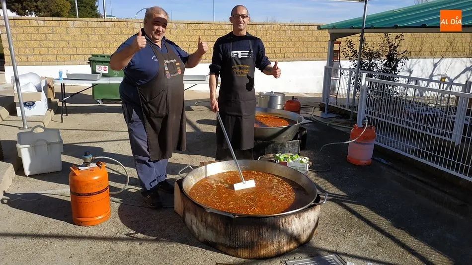 Foto 6 - Los aficionados del CD Guijuelo y Unionistas comparten la paella m&aacute;s futbol&iacute;stica