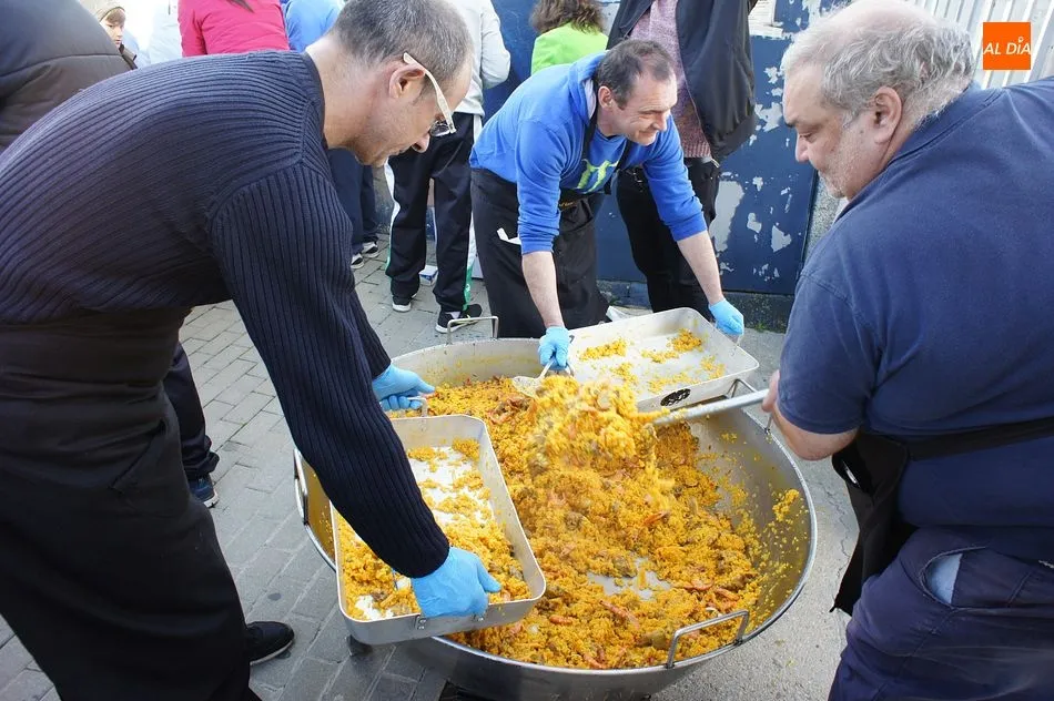 Foto 4 - Los aficionados del CD Guijuelo y Unionistas comparten la paella m&aacute;s futbol&iacute;stica