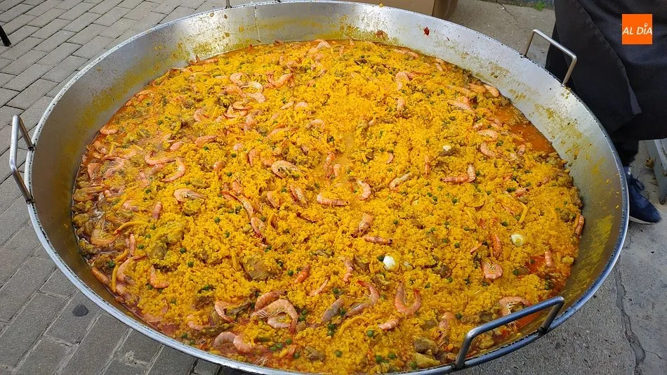 Foto 2 - Los aficionados del CD Guijuelo y Unionistas comparten la paella m&aacute;s futbol&iacute;stica