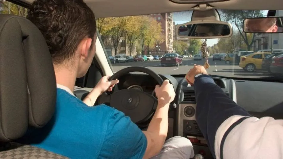 Habitualmente los jóvenes provocan más accidentes con víctimas que los conductores experimentados.