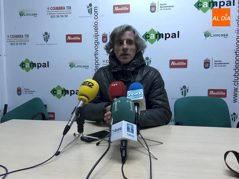 Roberto Aguirre durante la rueda de prensa