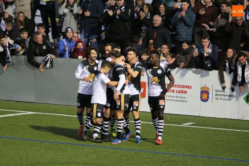 Los jugadores de Unionistas celebran el único tanto del encuentro