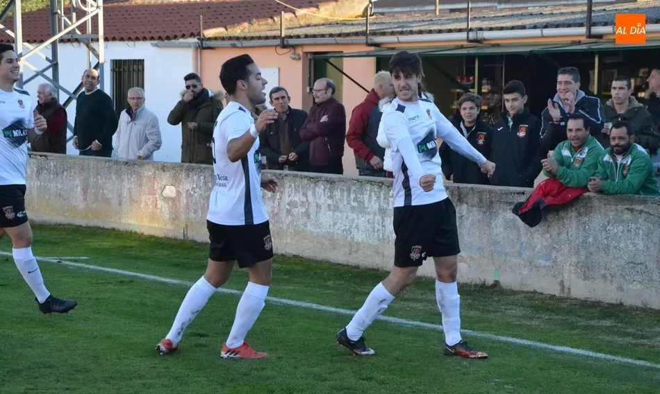 Celebración del primer gol mirobrigense, obra de Edu Sánchez