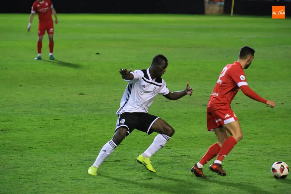 Foto 10 - El Salamanca UDS y Owusu, con un doblete, se exhiben ante un coloso en el Helm&aacute;ntico (2-0)  