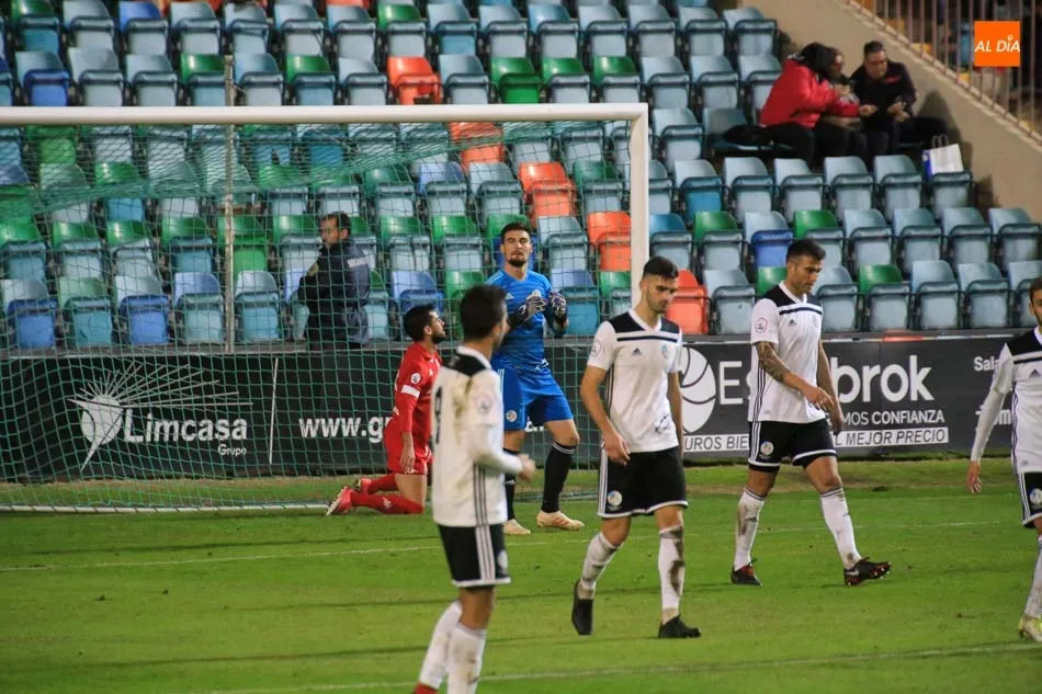 Foto 8 - El Salamanca UDS y Owusu, con un doblete, se exhiben ante un coloso en el Helm&aacute;ntico (2-0)  