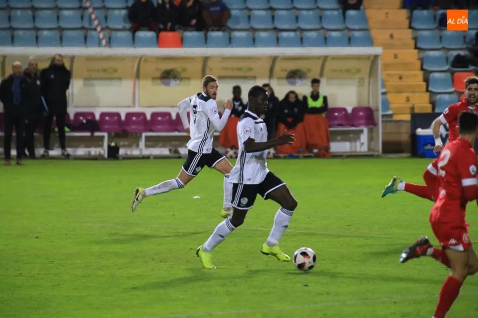 Foto 6 - El Salamanca UDS y Owusu, con un doblete, se exhiben ante un coloso en el Helm&aacute;ntico (2-0)  