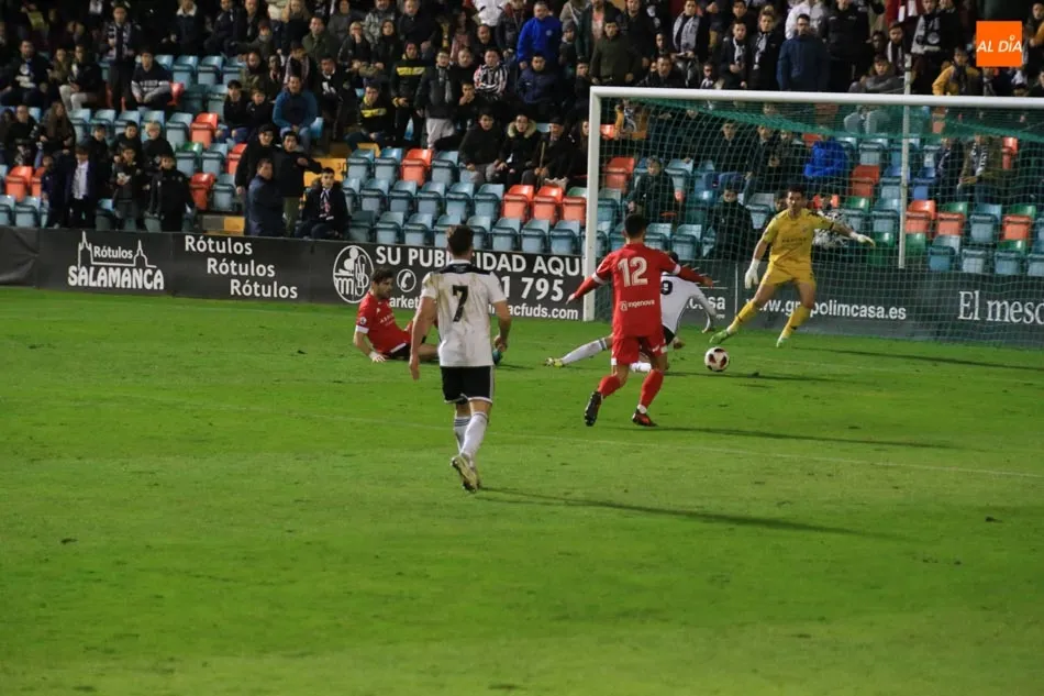 Foto 5 - El Salamanca UDS y Owusu, con un doblete, se exhiben ante un coloso en el Helm&aacute;ntico (2-0)  