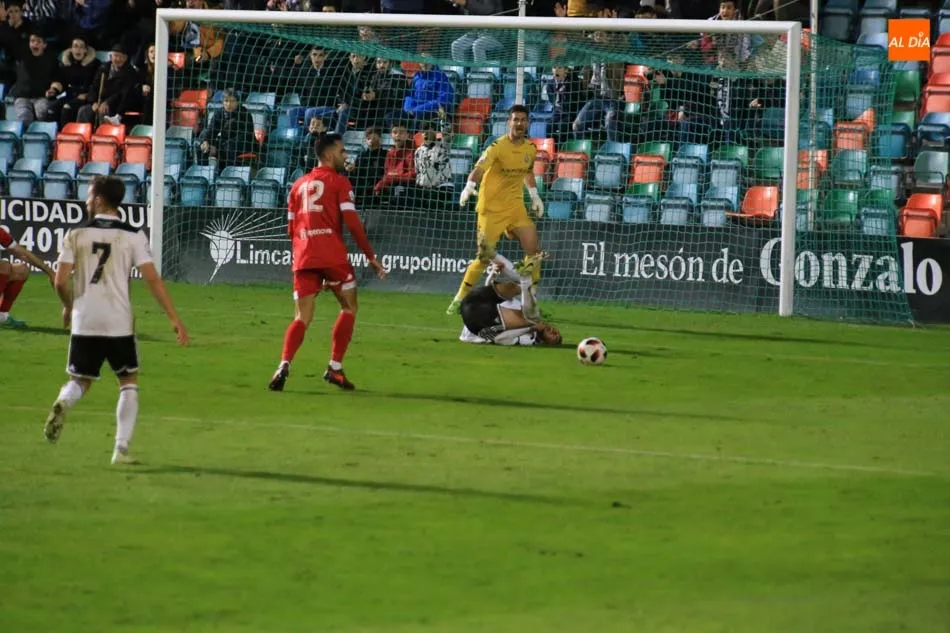 Foto 4 - El Salamanca UDS y Owusu, con un doblete, se exhiben ante un coloso en el Helm&aacute;ntico (2-0)  