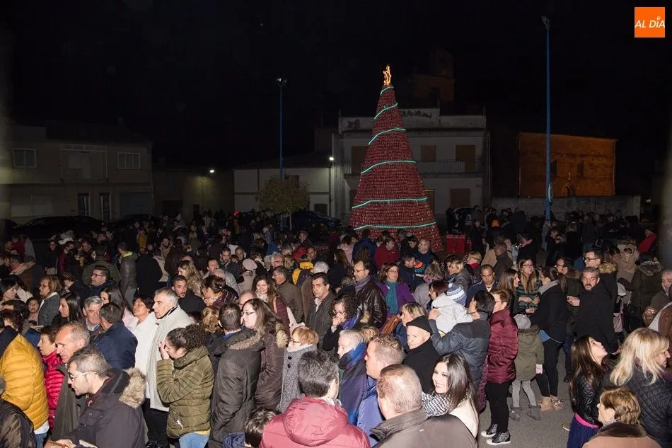 Vecinos de Villoruela y la comarca han presenciado el encendido del árbol