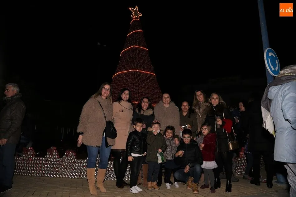Foto 9 - Villoruela abre la Navidad con un original &aacute;rbol solidario
