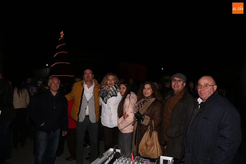 Foto 7 - Villoruela abre la Navidad con un original &aacute;rbol solidario