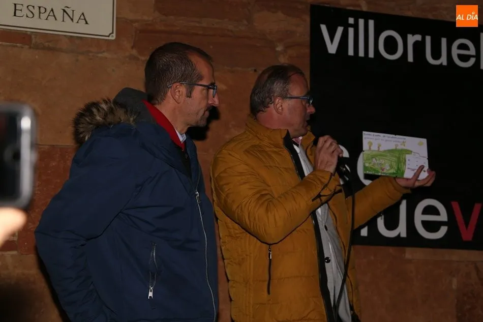 Foto 3 - Villoruela abre la Navidad con un original &aacute;rbol solidario
