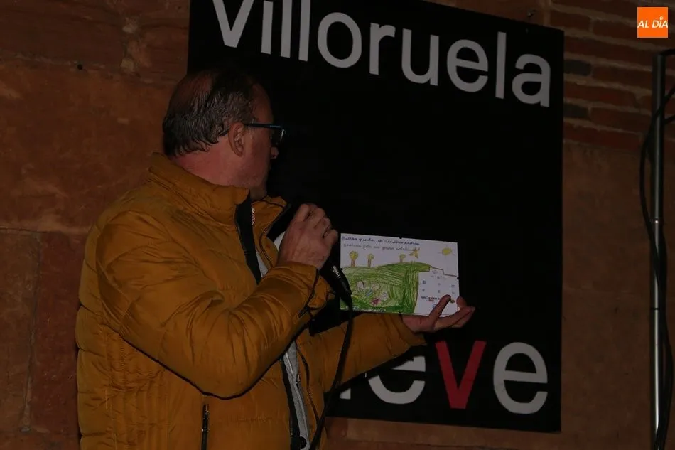 Foto 2 - Villoruela abre la Navidad con un original &aacute;rbol solidario