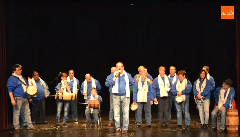 Foto 9 - Los pe&ntilde;arandinos ausentes vuelven a casa cumpliendo con una emotiva tradici&oacute;n previa a la Navidad