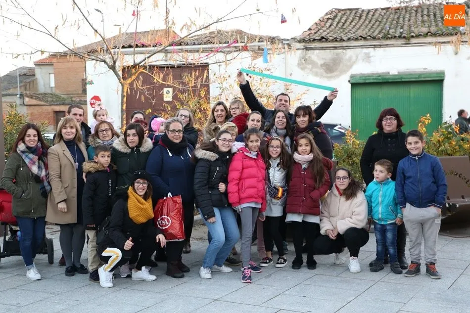 Grupo de vecinos que ha colocado los adornos