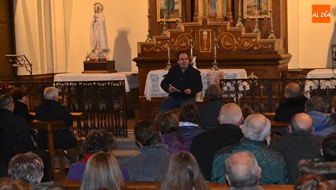 El sacerdote Fernando García ofrecía una charla con la que comenzaba el acto de presentación del XX Circuito Belenístico provincial