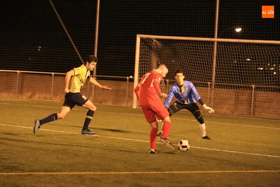 Foto 9 - El Navega se coloca l&iacute;der en solitario tras vencer al Helm&aacute;ntico (0-1)