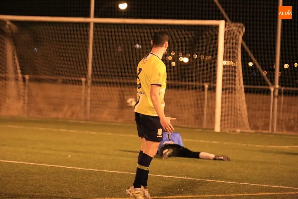 Foto 6 - El Navega se coloca l&iacute;der en solitario tras vencer al Helm&aacute;ntico (0-1)