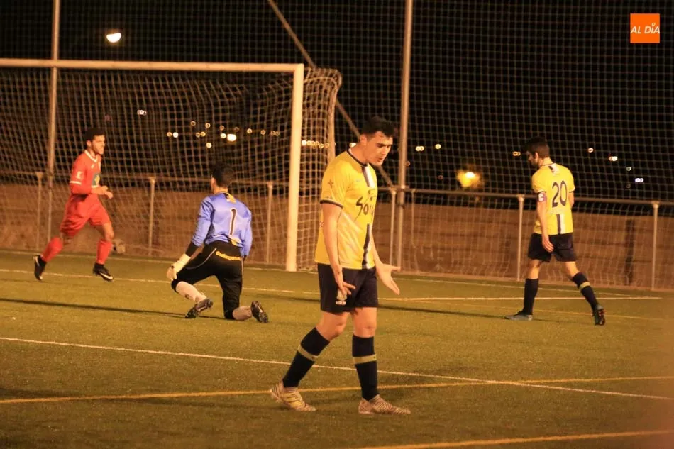 Foto 4 - El Navega se coloca l&iacute;der en solitario tras vencer al Helm&aacute;ntico (0-1)