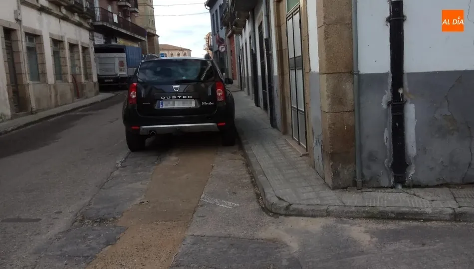 Estado de las aceras en el centro de Vitigudino / MARIBEL SÁNCHEZ