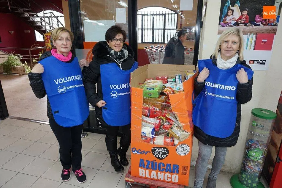 La concejal de Bienestar Social, Yolanda Alonso, junto a dos voluntarias en la recogida solidaria el pasado viernes