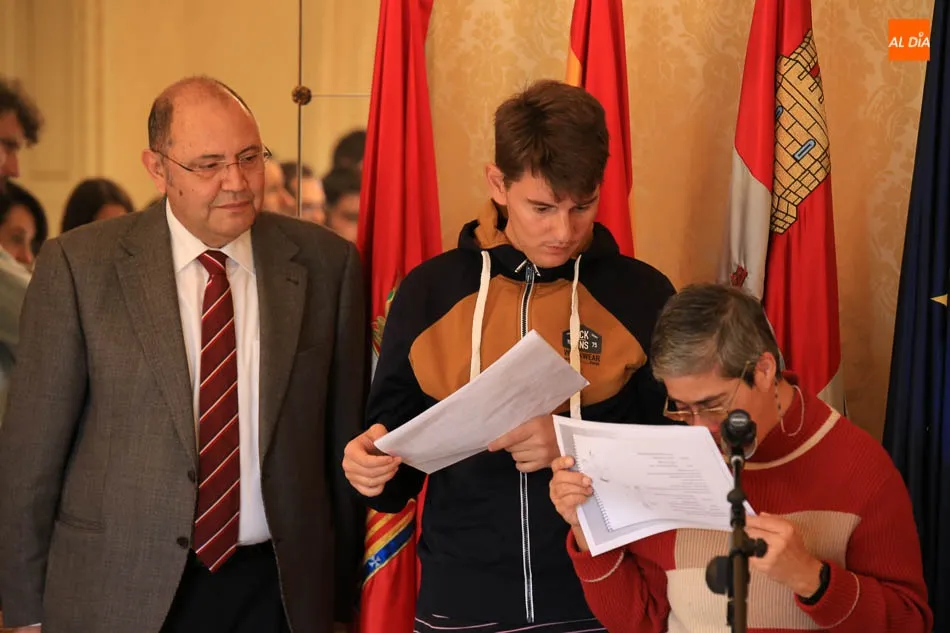 Foto 3 - El Ayuntamiento publica&nbsp;&lsquo;La suerte de Charra&rsquo;, un libro que hace m&aacute;s accesible la lectura a...