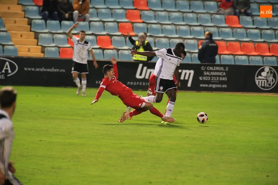 Moussa se lleva una disputa ante la Cultural. / Alberto Martín