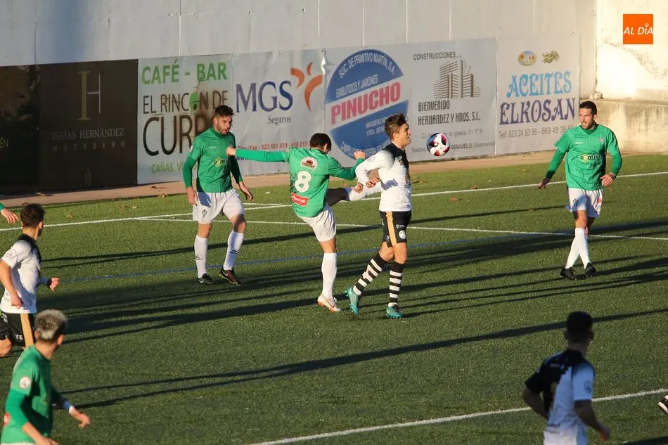 Diego Hernández pelea un balón en el derbi.
