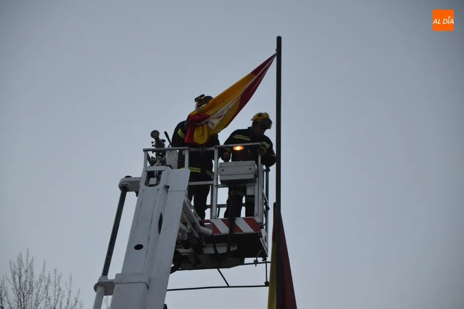 Foto 6 - Los Bomberos sustituyen la bandera de Espa&ntilde;a de la Glorieta del &Aacute;rbol Gordo  