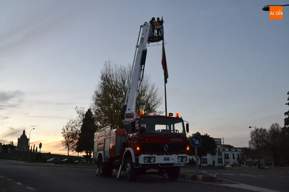 Foto 8 - Los Bomberos sustituyen la bandera de Espa&ntilde;a de la Glorieta del &Aacute;rbol Gordo  
