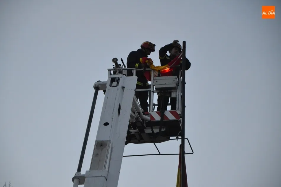 Foto 7 - Los Bomberos sustituyen la bandera de Espa&ntilde;a de la Glorieta del &Aacute;rbol Gordo  