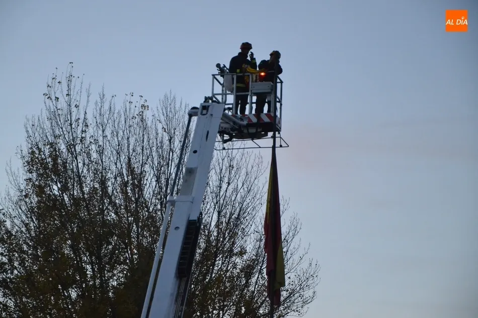 Foto 9 - Los Bomberos sustituyen la bandera de Espa&ntilde;a de la Glorieta del &Aacute;rbol Gordo  