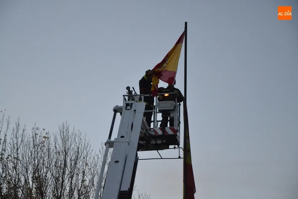 Foto 5 - Los Bomberos sustituyen la bandera de Espa&ntilde;a de la Glorieta del &Aacute;rbol Gordo  