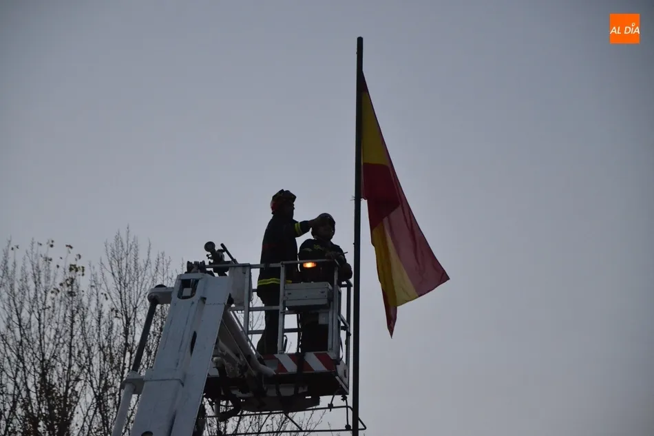 Los Bomberos sustituyen la bandera de España de la Glorieta del Árbol Gordo  