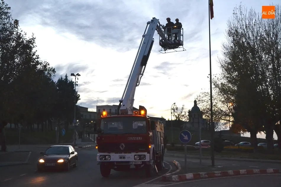 Foto 3 - Los Bomberos sustituyen la bandera de Espa&ntilde;a de la Glorieta del &Aacute;rbol Gordo  